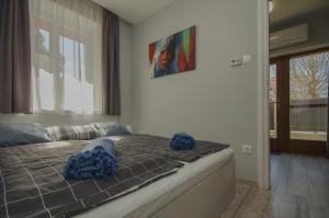 A bed or beds in a room at Paradiso Apartmanház