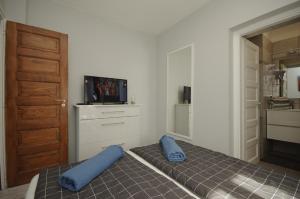A television and/or entertainment centre at Paradiso Apartmanház