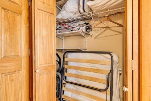 Μία ή περισσότερες κουκέτες σε δωμάτιο στο Bear Cabin Getaway +50 φωτογραφίες