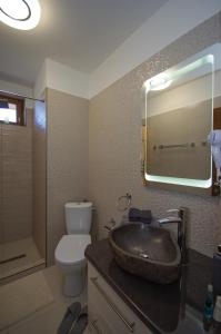 A bathroom at Paradiso Apartmanház