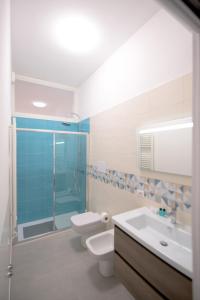 La salle de bains est pourvue de toilettes, d'un lavabo et d'une douche. dans l'établissement Rocciola Home, à Salerne