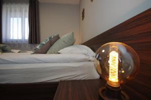 A bed or beds in a room at Paradiso Apartmanház