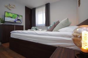 A bed or beds in a room at Paradiso Apartmanház