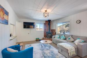 TV a/nebo společenská místnost v ubytování Colorado Mountain Retreat on Cucharas River!