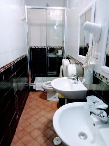 y baño con 2 lavabos, ducha y aseo. en Termini luxury home, en Roma