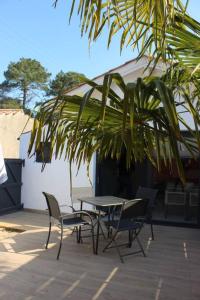 Patio nebo venkovní prostory v ubytování Maisonnette 2 pièces 100m de la plage de la Clère