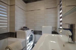 A bathroom at Paradiso Apartmanház