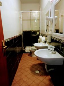 - Baño con 2 lavabos y 2 aseos en Termini luxury home en Roma