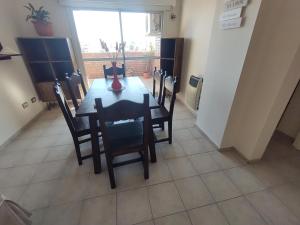 a dining room with a table and chairs and a window at Sweet Suite Home GOLD in Córdoba