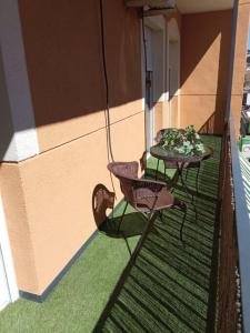 een balkon met twee tafels en een plant erop bij Alojamiento Dunas centro in Tabernas