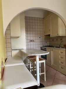 a kitchen with an arch over a table in a kitchen at Apartment Fabiola in Sistiana