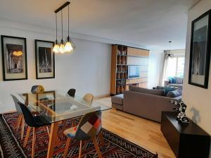 a living room with a glass table and a couch at Grand appartement de luxe vue mer in Casablanca