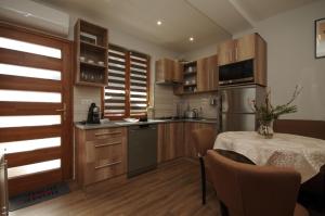 A kitchen or kitchenette at Paradiso Apartmanház