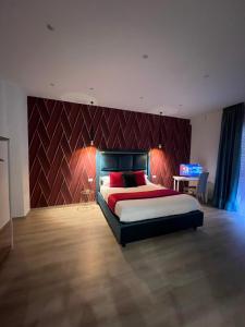 sypialnia z dużym łóżkiem z czerwonymi poduszkami w obiekcie Easy Boarding w mieście Napoli