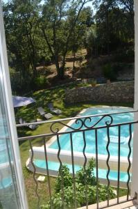 Výhled na bazén z ubytování Au coeur de la Provence - Entre mer et Verdon nebo okolí