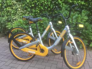 obok siebie parkują trzy rowery w obiekcie Op Nijverdal w mieście Nijverdal