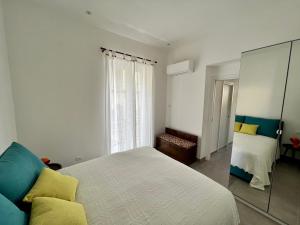 ein Schlafzimmer mit einem großen Bett und einem Spiegel in der Unterkunft Case Orlando_a city center Sicilian treat in Palermo