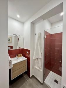 ein Bad mit einem Waschbecken und einer Dusche in der Unterkunft Case Orlando_a city center Sicilian treat in Palermo