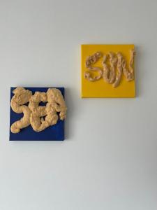 コクセッドにあるBlankeduyn Koksijdeの壁に飾られたジンジャーブレッドクッキー2枚