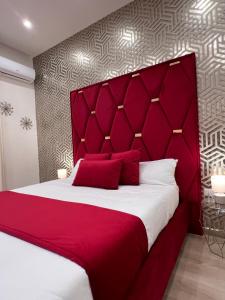 a red bed with a red headboard in a bedroom at Easy Boarding in Naples