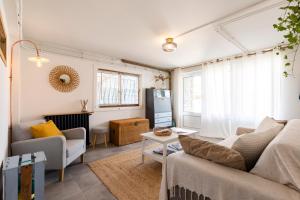 a living room with a couch and a table at L'annexe Landaise in Saint-Martin-de-Seignanx