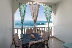 a dining room with a table and a view of the ocean at Apartamentos con vistas al mar en El Remo in Los Llanos de Aridane
