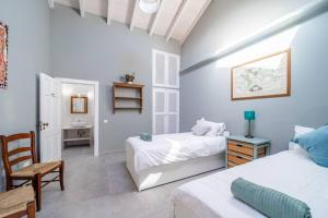 מיטה או מיטות בחדר ב-Peaceful, spacious & stylish, a real home!