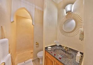 Koupelna v ubytování Riad Amya & Spa