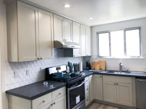 A cozinha ou cozinha compacta de @ Marbellalane - Neat Modern Home in South SF