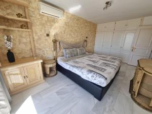 Letto o letti in una camera di Penthouse with private pool, hot tub jacuzzi with sea views and chill-out zone, close to the sea