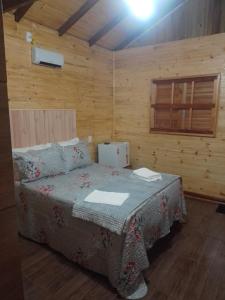 Una cama o camas en una habitación de cabanas paisagem da serra