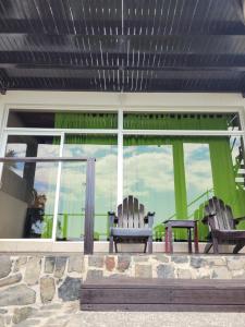 dos sillas sentadas en el porche de una casa en Kayu Surf Resort, en La Libertad