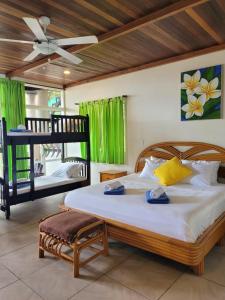 um quarto com 2 beliches num quarto em Kayu Surf Resort em La Libertad