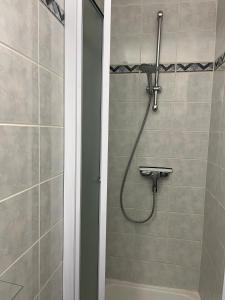 y baño con ducha y manguera. en La Bohème Koksijde, en Koksijde