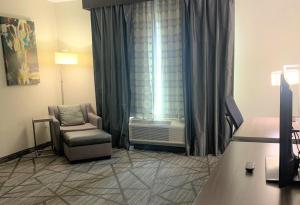 Posezení v ubytování Comfort Inn & Suites Houston I-45 North - IAH
