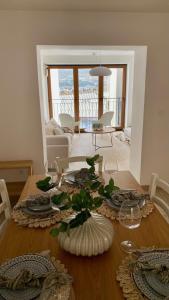 een eettafel met borden en glazen erop bij Villa Christina in Ohrid