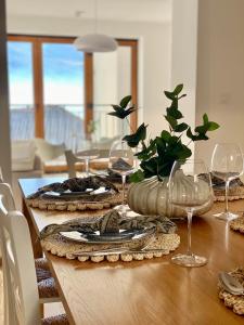 een eettafel met borden en wijnglazen bij Villa Christina in Ohrid +28 foto's