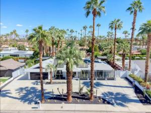- une vue aérienne sur un bâtiment avec des palmiers dans l'établissement The Blush - with Pool, Bars, Neons!, à Palm Springs