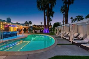 - une piscine avec des chaises longues et un complexe dans l'établissement The Blush - with Pool, Bars, Neons!, à Palm Springs