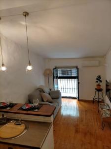 a living room with a couch and a table at Bonito y céntrico apartamento casco antiguo in Tarragona