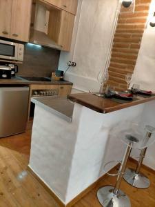 uma cozinha com bancada numa cozinha em Bonito y céntrico apartamento casco antiguo em Tarragona