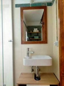 uma casa de banho com um lavatório branco e um espelho. em Bonito y céntrico apartamento casco antiguo em Tarragona