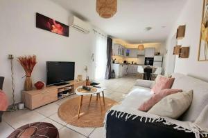 Seating area sa appartement cosy avec piscine entre Aix et Marseille