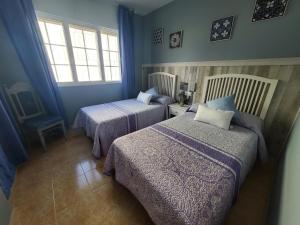 A bed or beds in a room at Bonito piso a de Candela en O Grove