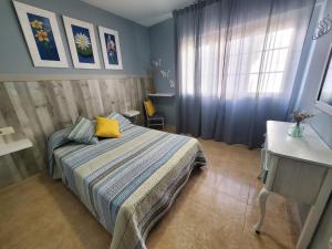 A bed or beds in a room at Bonito piso a de Candela en O Grove