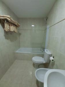 A bathroom at Apartamento en el Grao de Gandía
