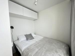 Postel nebo postele na pokoji v ubytování Modern Penthouse Studio with Private Terrace