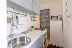uma cozinha com um lavatório e um frigorífico em Peaceful Apartment near Buda Castle and Chain Bridge em Budapeste