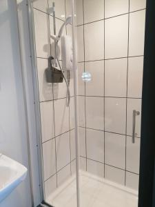 W łazience znajduje się prysznic ze szklanymi drzwiami. w obiekcie Pensalda Guest House w Newquay