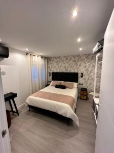 una camera con un grande letto e un muro di pietra di Moderno piso con vistas en Puerto de Sagunto VT-52189-V a Puerto de Sagunto
